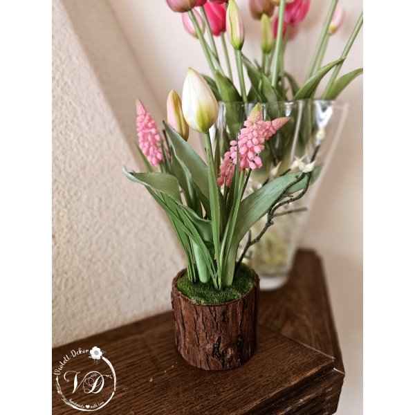 Gyöngyike bimbózó tulipánokkal fából készült kaspóban - Image 4